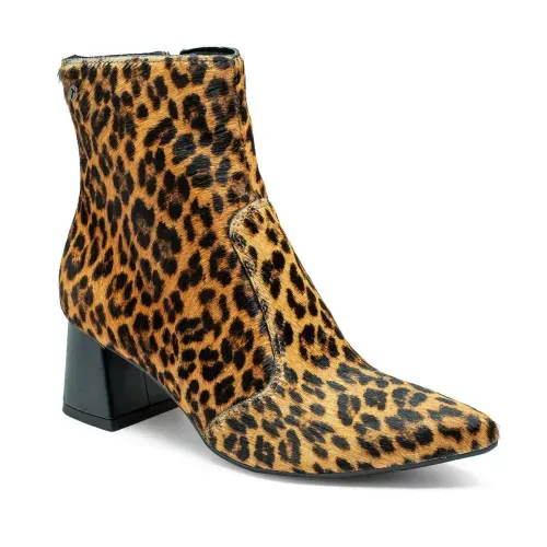 Bota Tanara de Cano Curto em Couro Animal Print