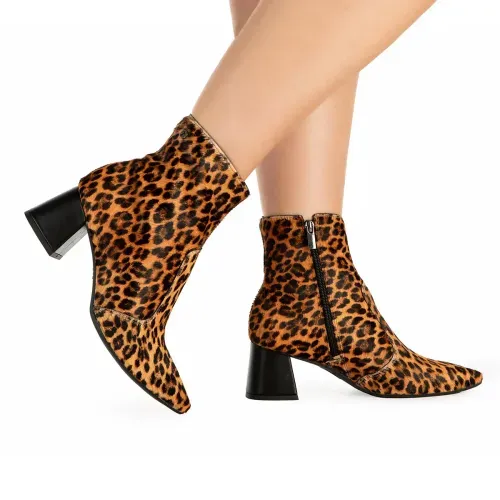 Bota Tanara de Cano Curto em Couro Animal Print