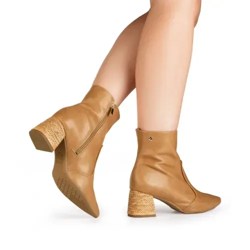 Bota Tanara de Cano Curto Caramelo