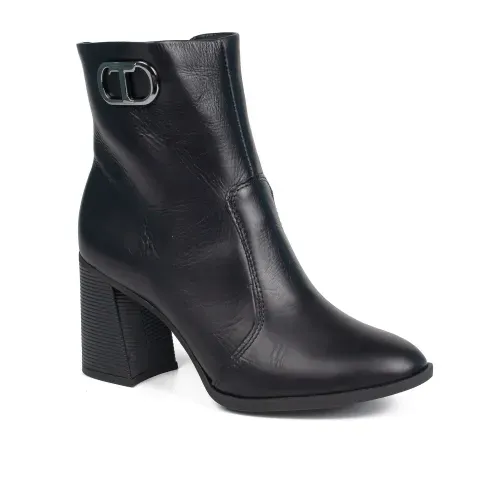 Bota Tanara em Couro de Cano Curto Preta